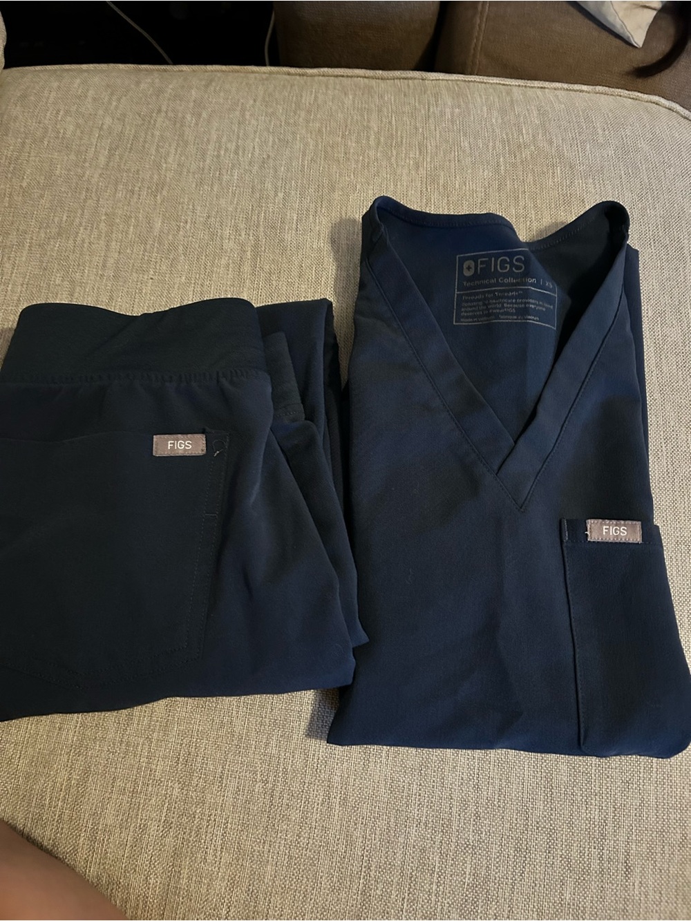 FIGS scrub set in DARK HARBOR CATARINAtop and Jogger pants XS/XSP